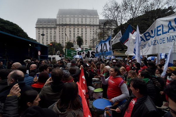 NO-a-las-FFAA-marcha-en-plaza-de-mayo-15