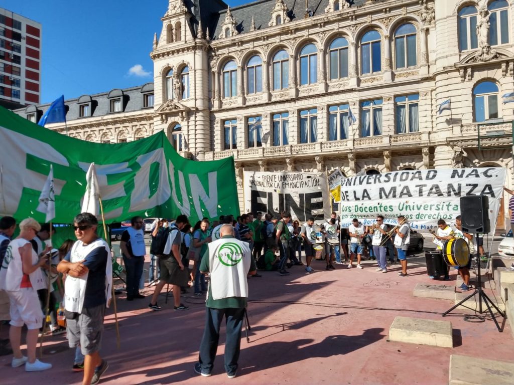 Cuarto intermedio en la paritaria: «Vamos a defender el salario de los 180 mil docentes universitarios»