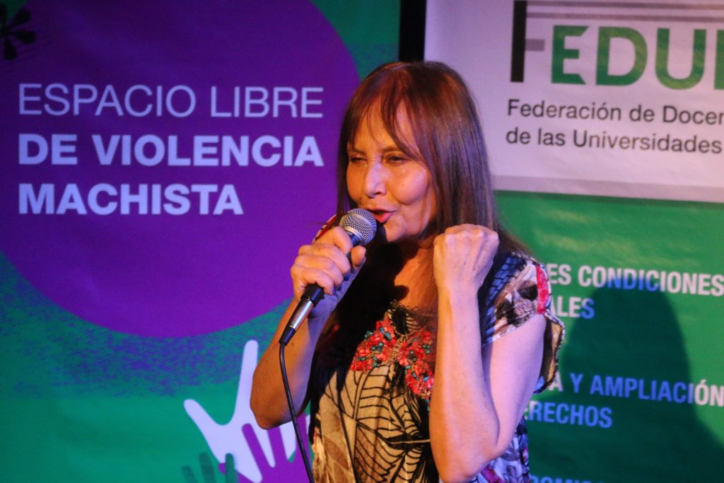 María Rosa Yorio cerró el curso “Rockeando en castellano” con un recital en el Centro Cultural El Sábato