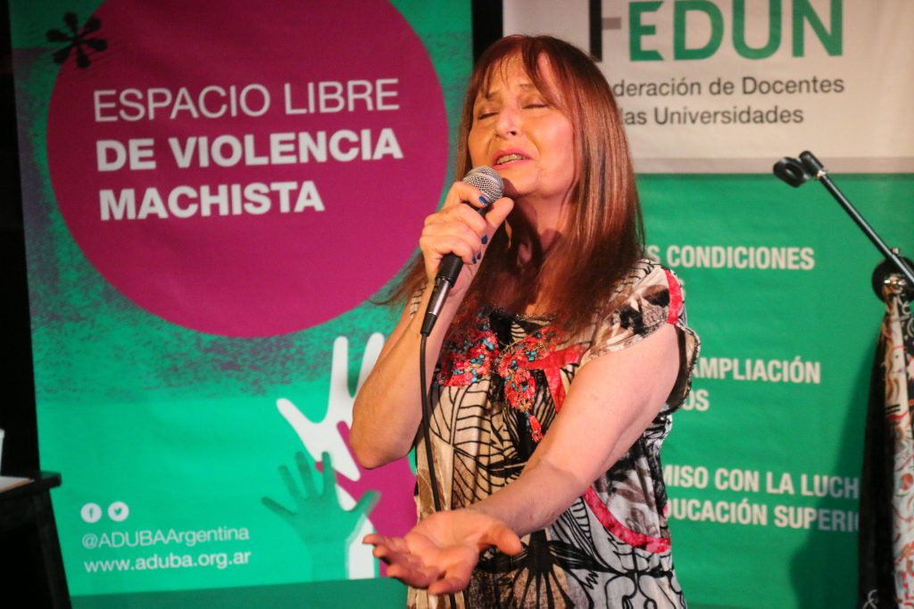 María Rosa Yorio cerró el curso “Rockeando en castellano” con un recital en el Centro Cultural El Sábato