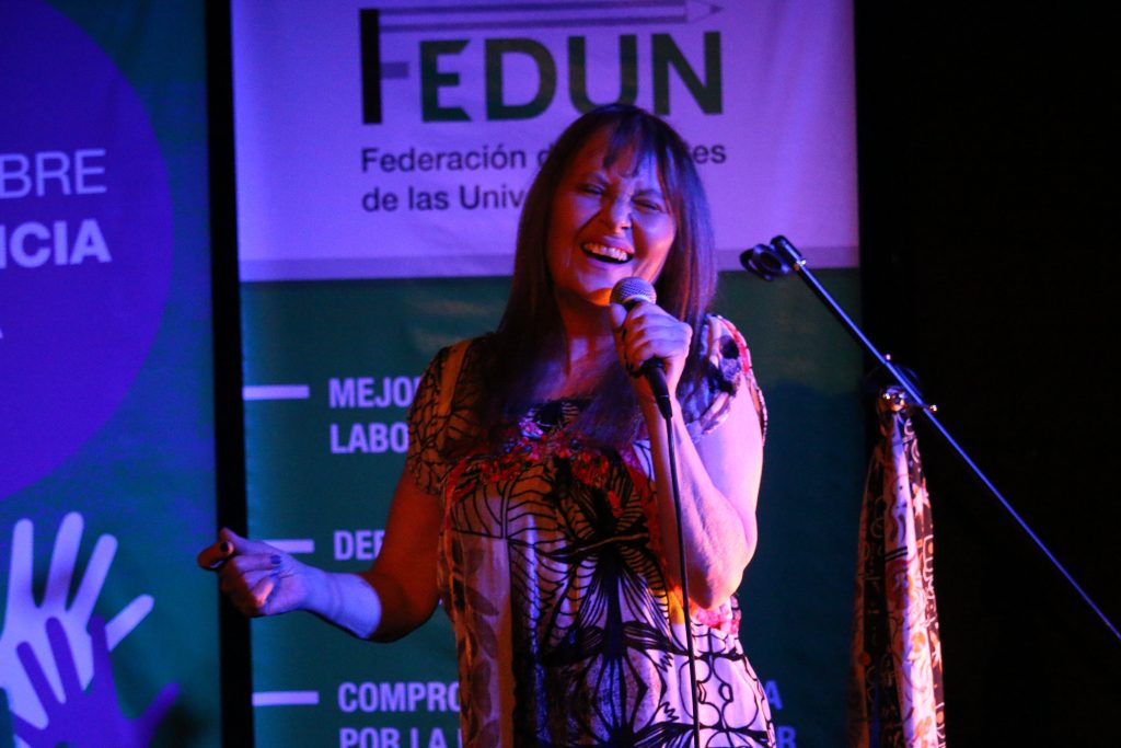 María Rosa Yorio cerró el curso “Rockeando en castellano” con un recital en el Centro Cultural El Sábato