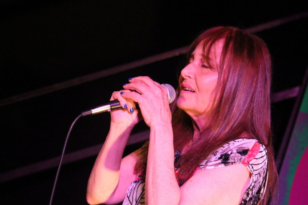 María Rosa Yorio cerró el curso “Rockeando en castellano” con un recital en el Centro Cultural El Sábato