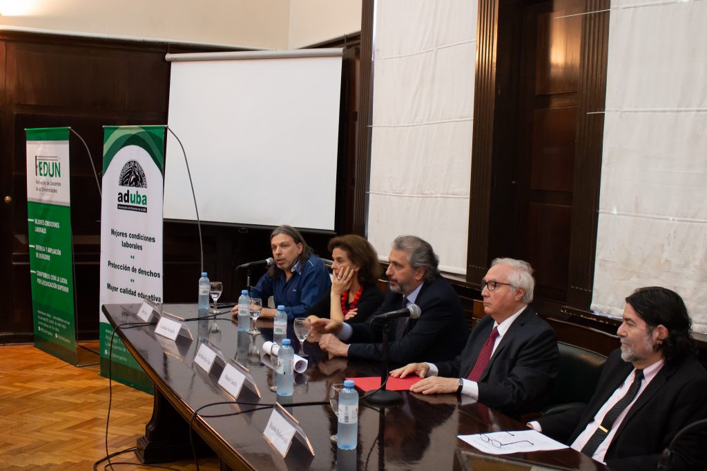 El sociólogo español Manuel Castells recibió el doctorado Honoris Causa en la UBA